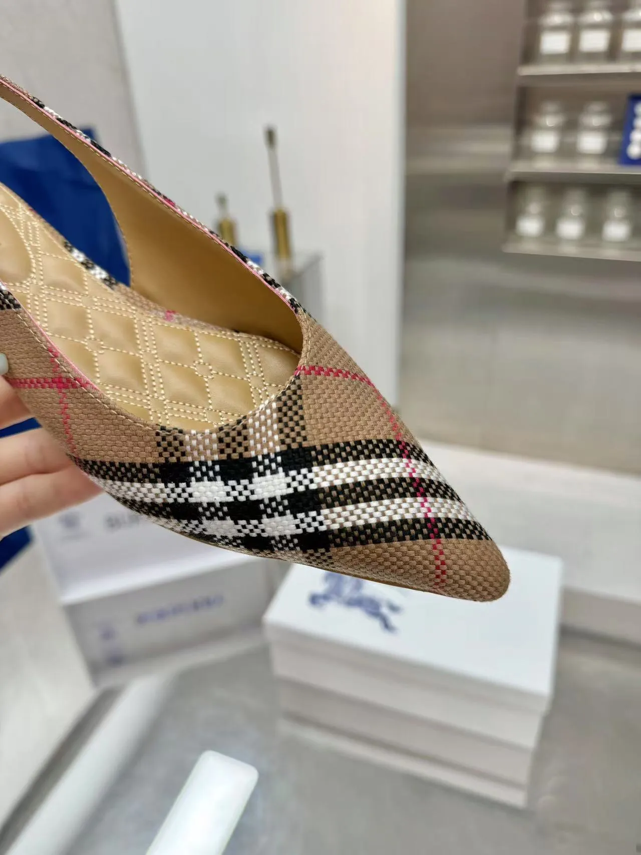 Burberry バーバリー 細ヒール フラットシューズ ベージュ 新作 - 画像 (7)