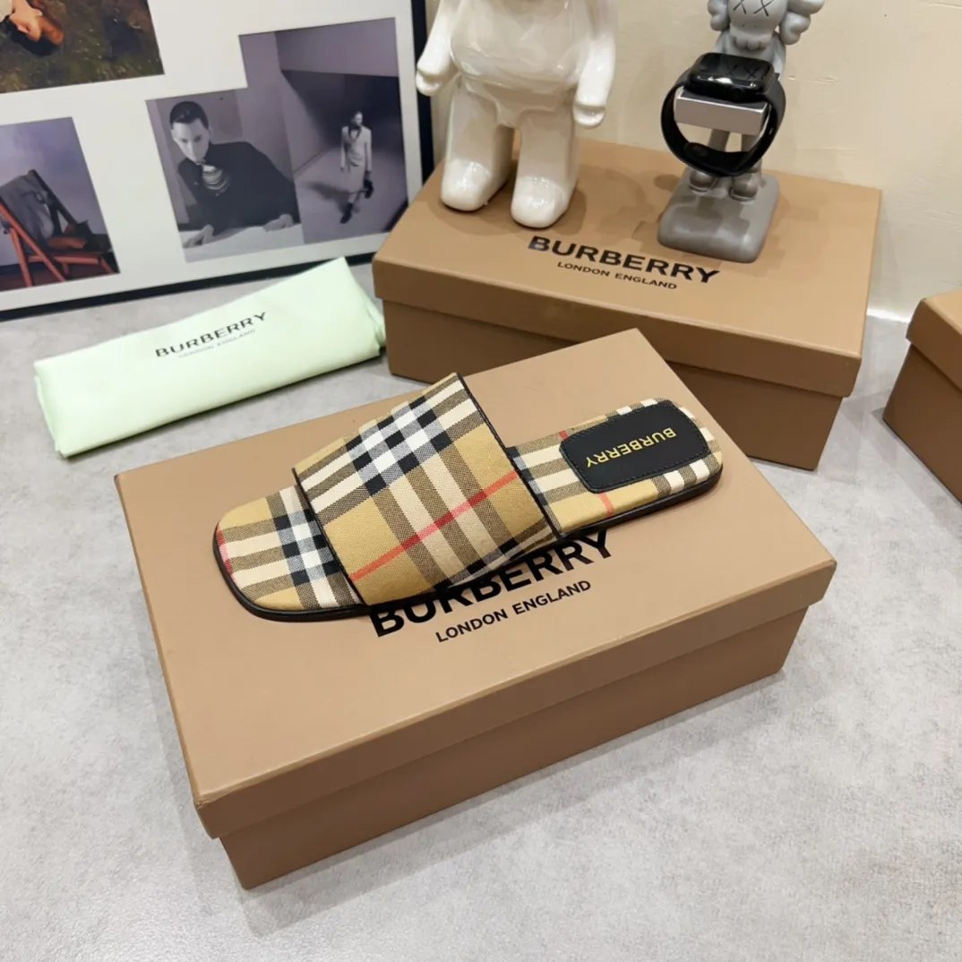 Burberry グレーチェック柄チャンキーヒールスリッパ