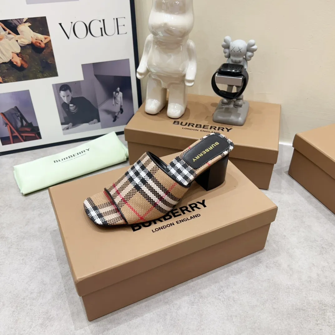 Burberry チェック柄チャンキーヒールスリッパ