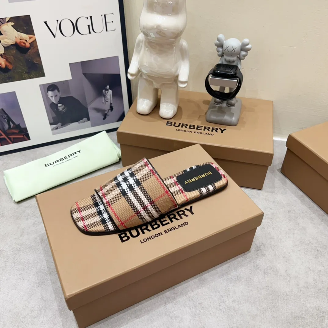 Burberry チャンキーヒールグレースリッパ新作