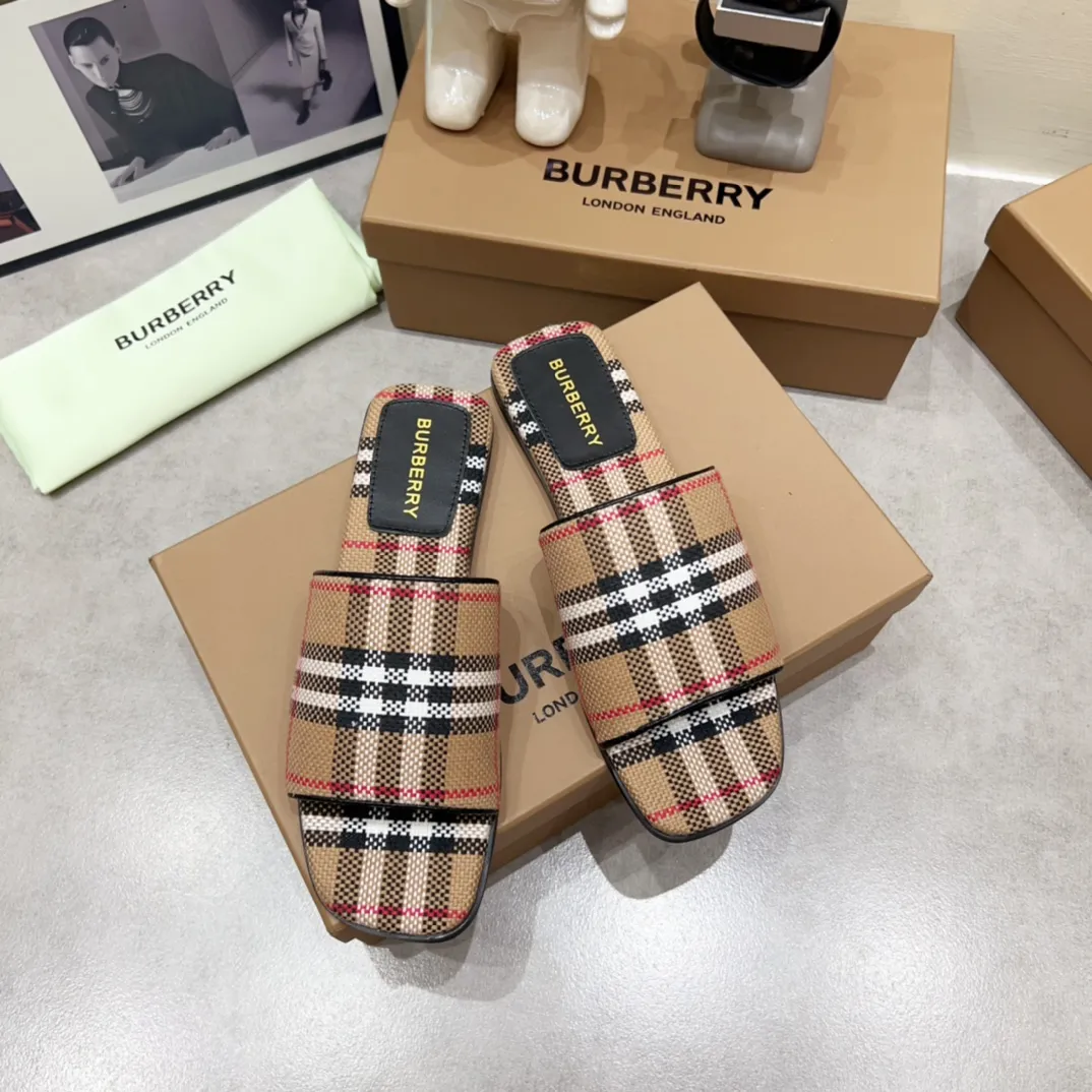 Burberry チャンキーヒールグレースリッパ新作 - 画像 (3)