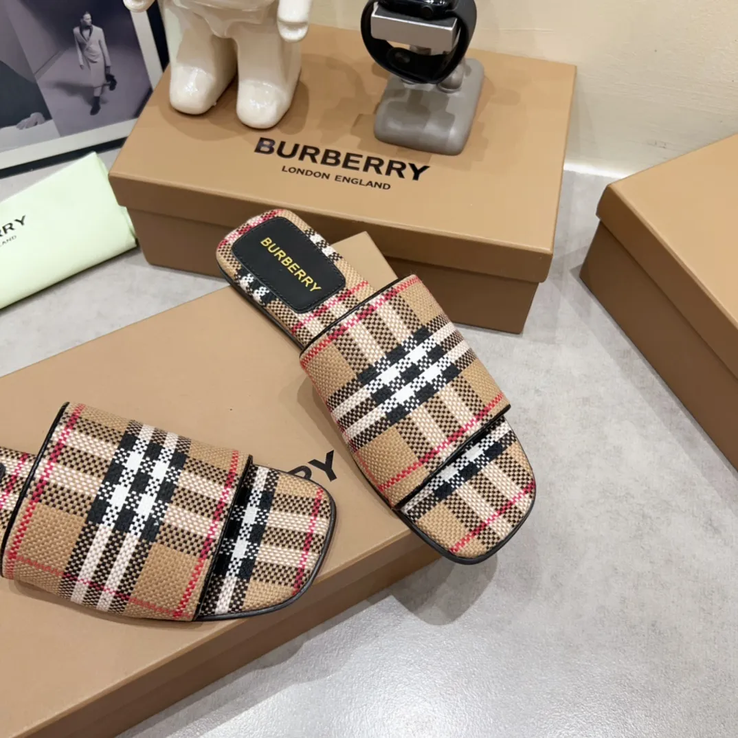 Burberry チャンキーヒールグレースリッパ新作 - 画像 (8)