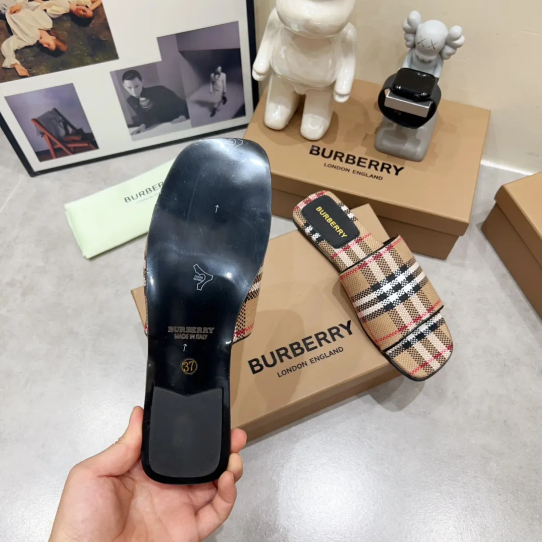 Burberry チャンキーヒールグレースリッパ新作 - 画像 (10)