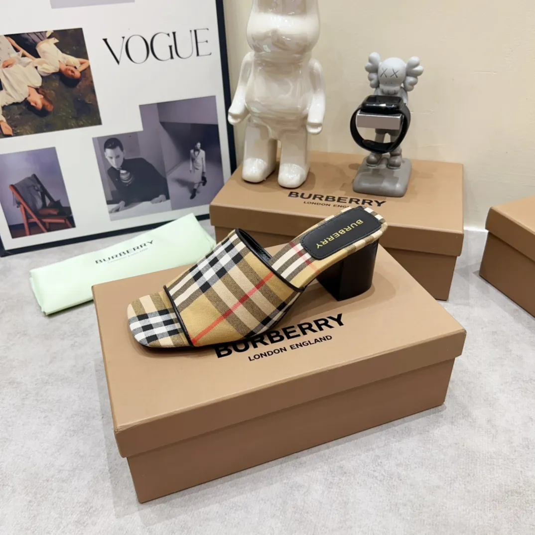 Burberry チャンキーヒール スリッパ グレー 新作