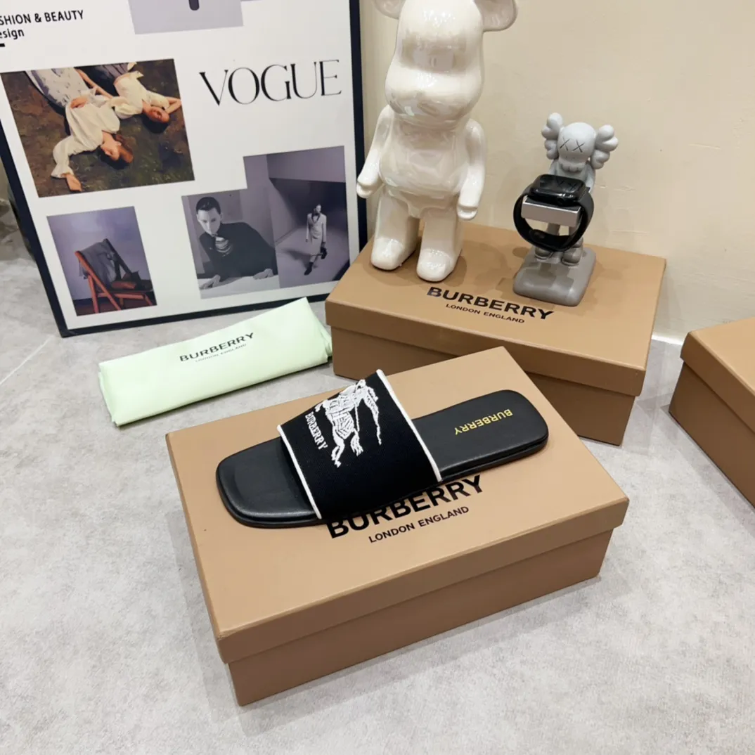 Burberry グレーチャンキーヒールスリッパ新作