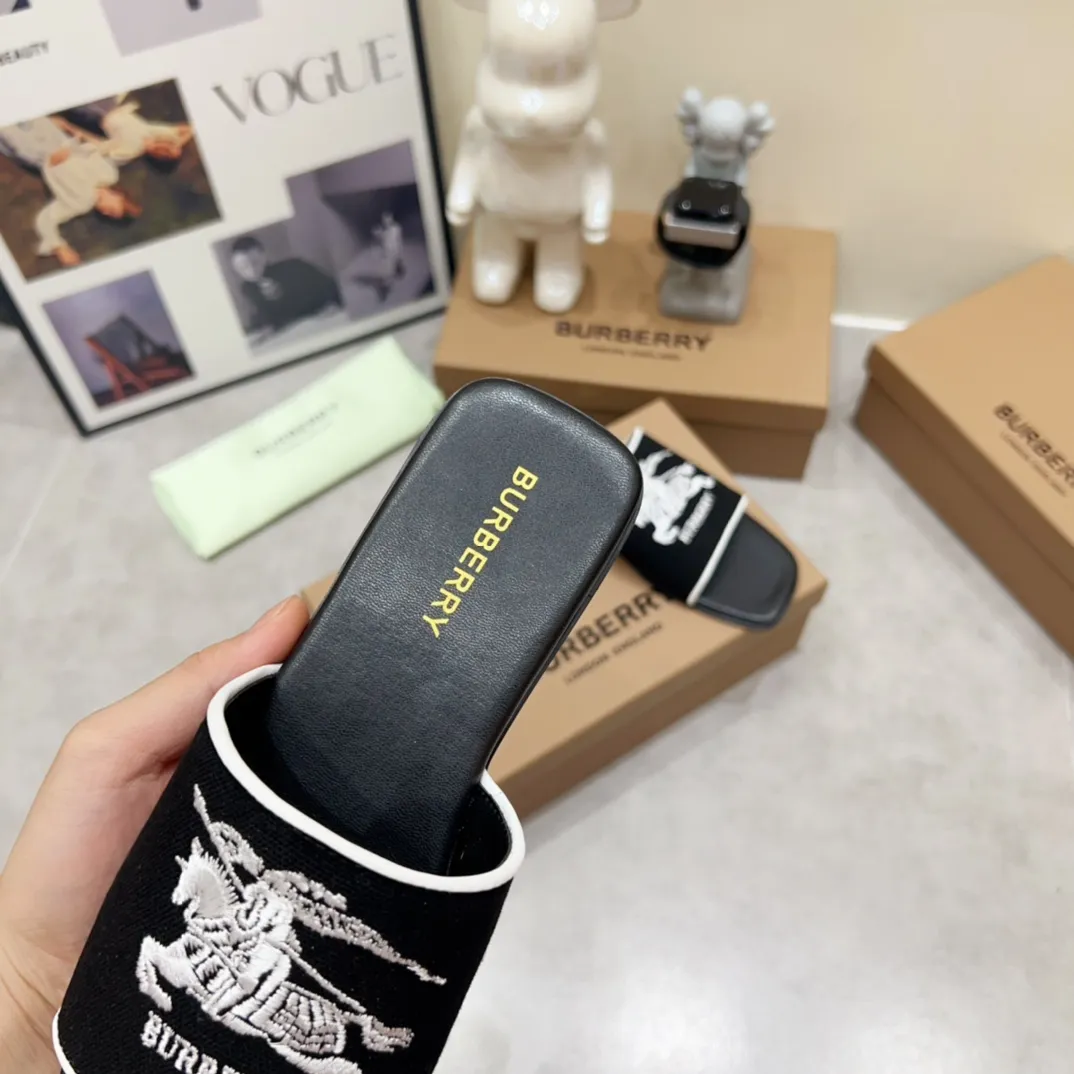 Burberry グレーチャンキーヒールスリッパ新作 - 画像 (9)