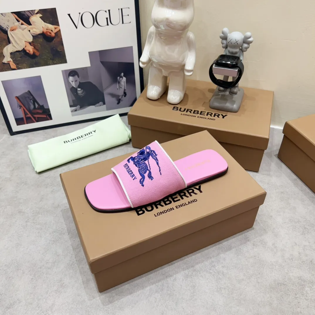 Burberry ピンクヒョウ柄チャンキーヒールスリッパ