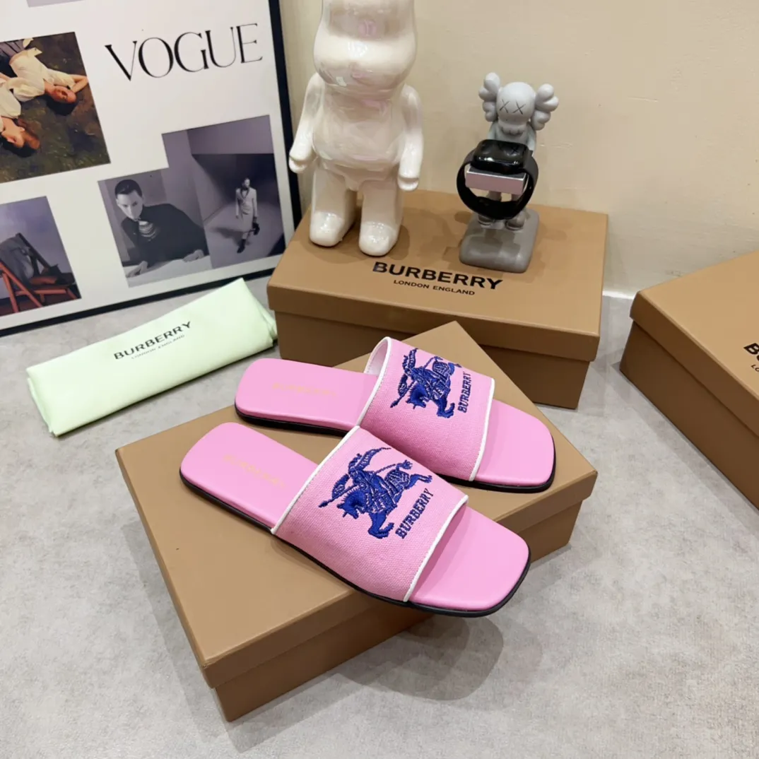 Burberry ピンクヒョウ柄チャンキーヒールスリッパ - 画像 (4)