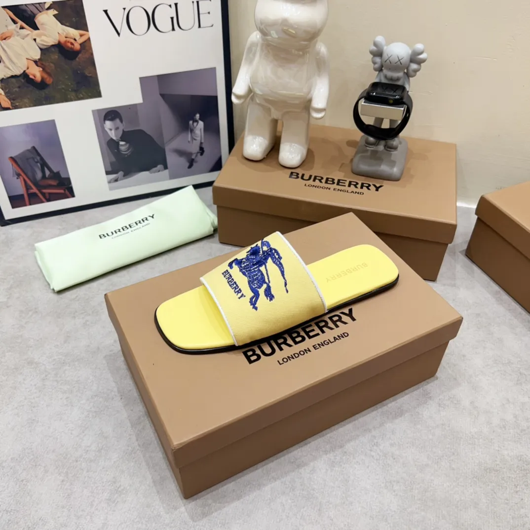 Burberry イエローチャンキーヒールスリッパ2024新作