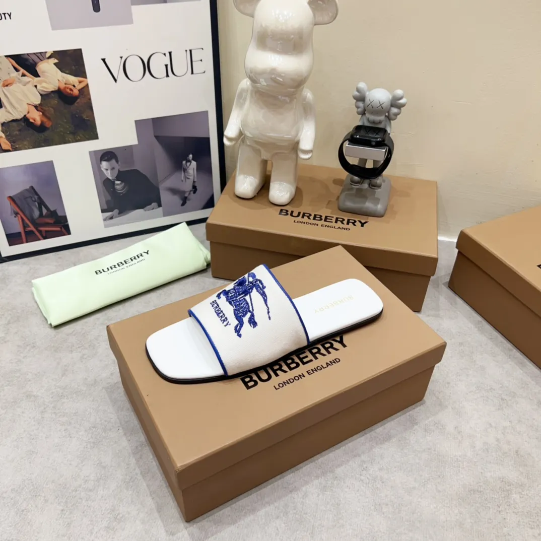 Burberry 白 チャンキーヒール スリッパ 新作