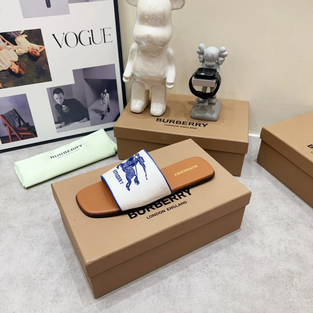 Burberry グレーチャンキーヒールスリッパ新作