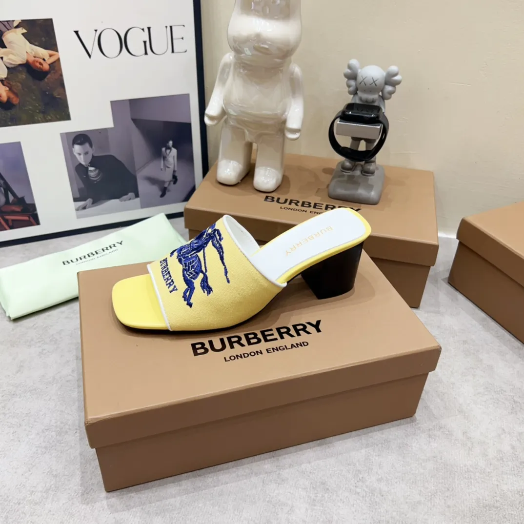 Burberry イエローヒョウ柄チャンキーヒールスリッパ