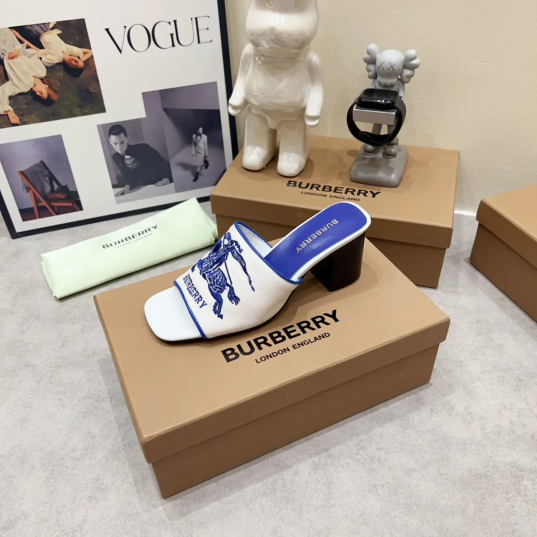 Burberry グレーヒョウ柄チャンキーヒールスリッパ