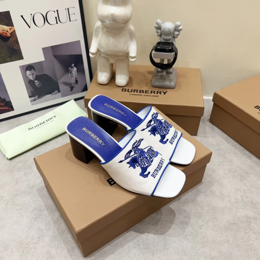 Burberry グレーヒョウ柄チャンキーヒールスリッパ - 画像 (3)