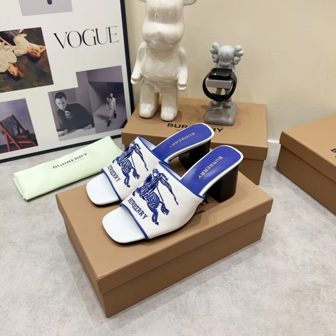 Burberry グレーヒョウ柄チャンキーヒールスリッパ - 画像 (4)