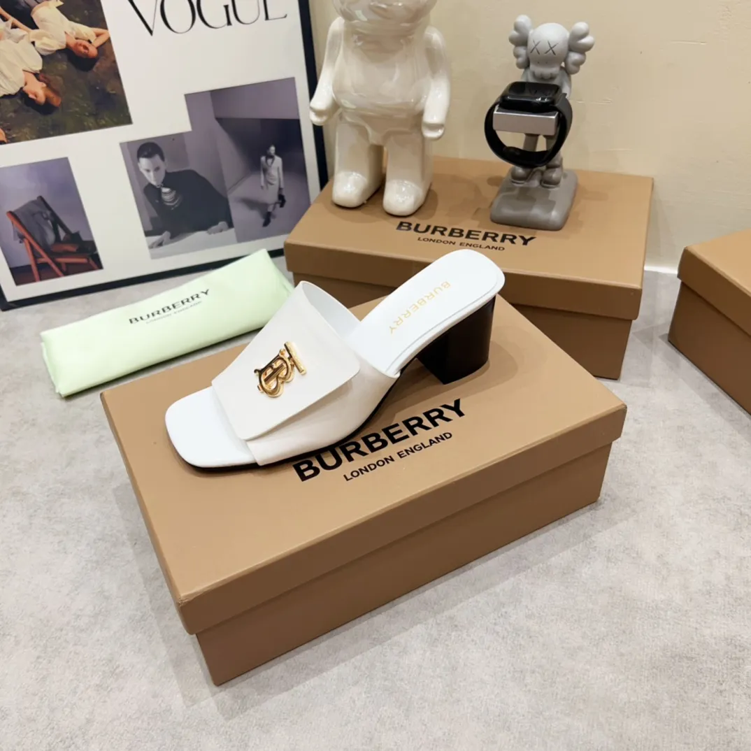 Burberry 白 チャンキーヒールスリッパ 新作