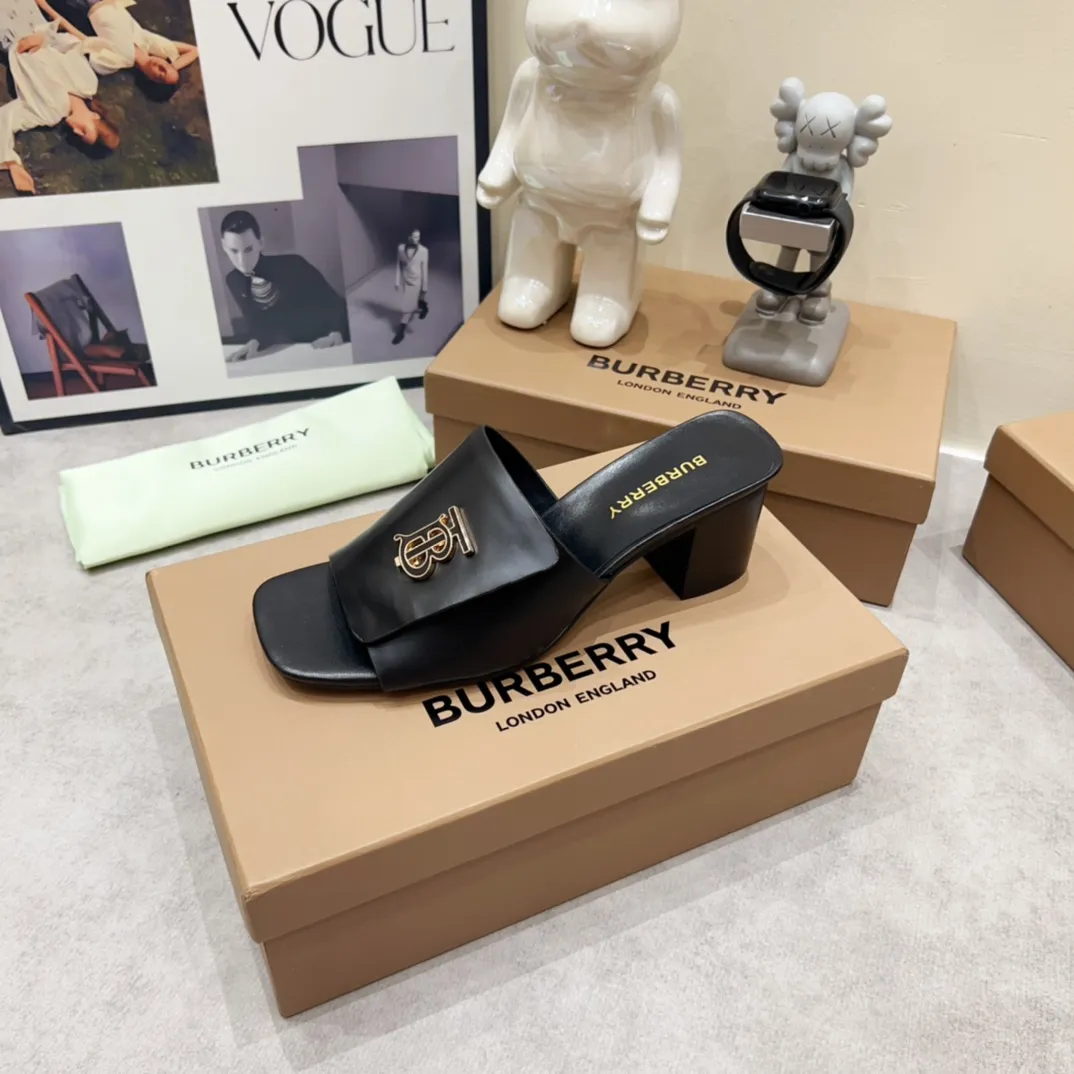 Burberry 2024ss ブラック チャンキーヒールスリッパ