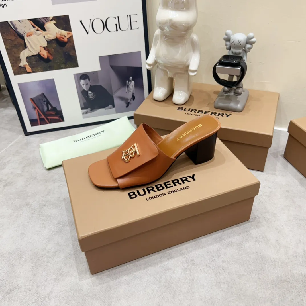 Burberry 2024ss チャンキーヒールスリッパ 茶色
