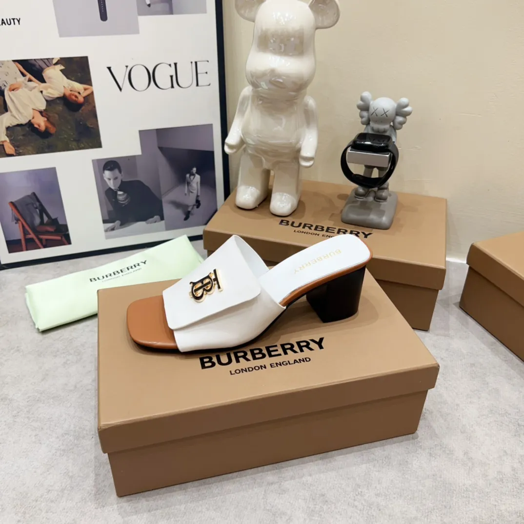 Burberry ホワイトチャンキーヒールスリッパ