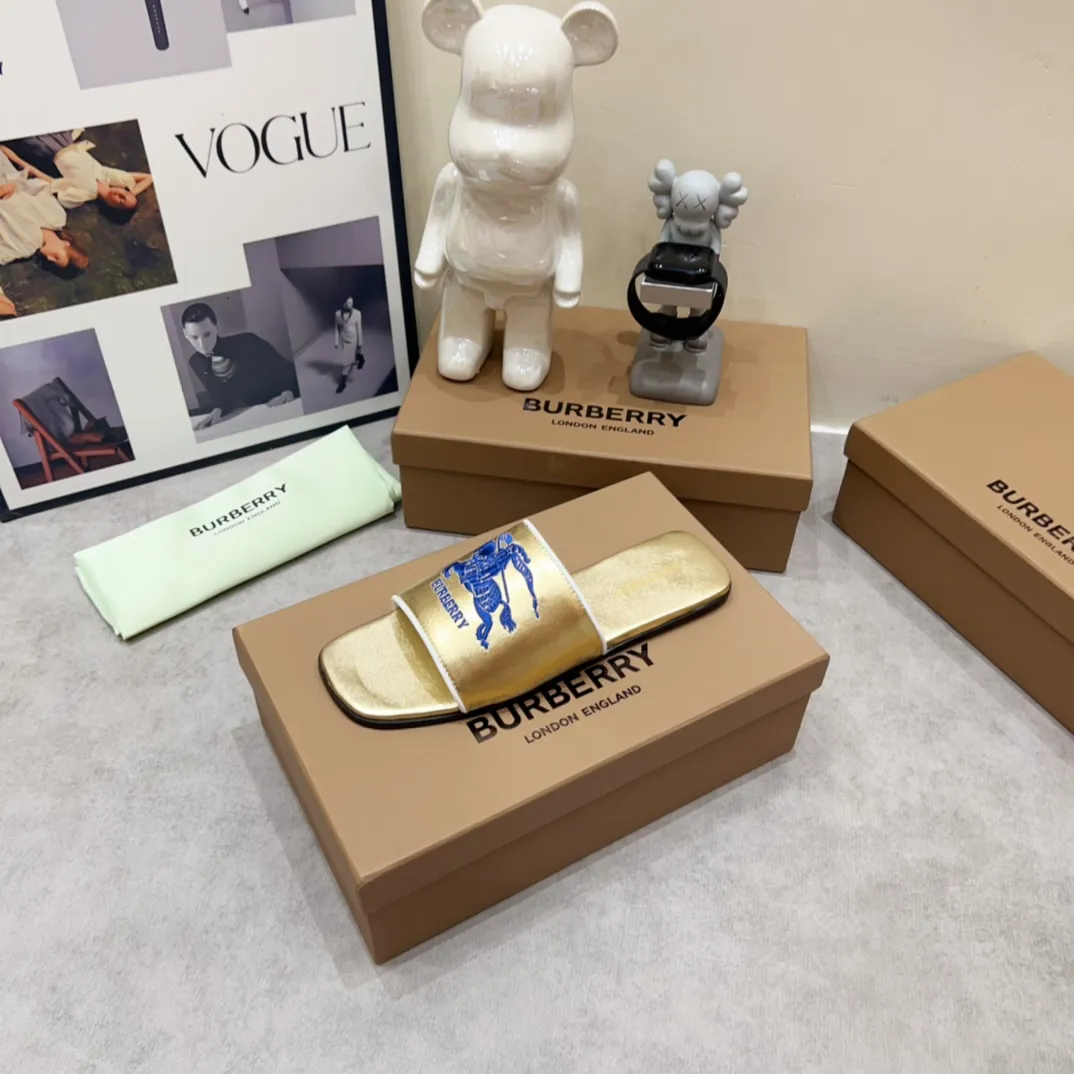 Burberry ゴールド チャンキーヒール スリッパ