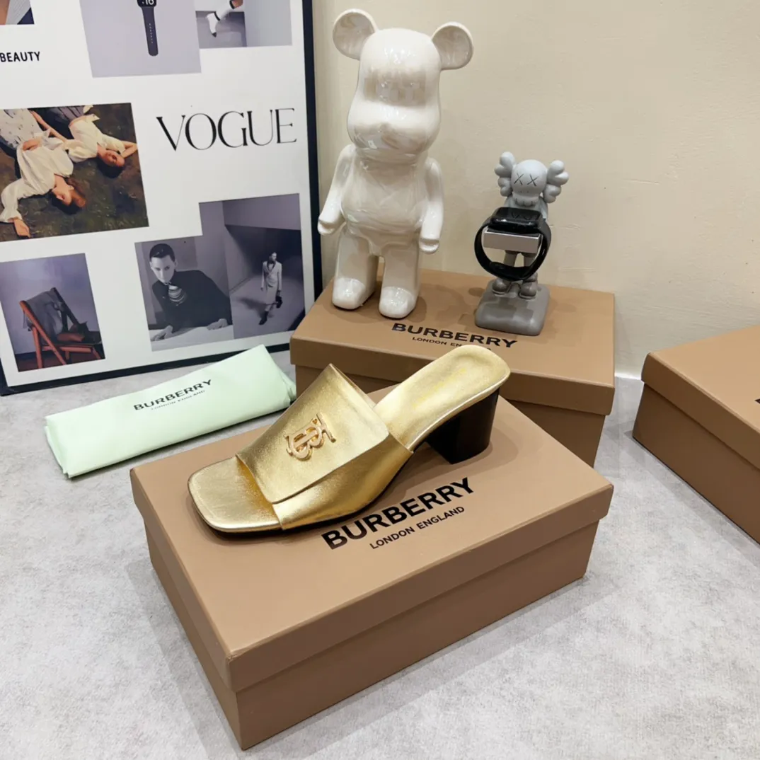 Burberry ゴールド チャンキーヒール スリッパ 新作
