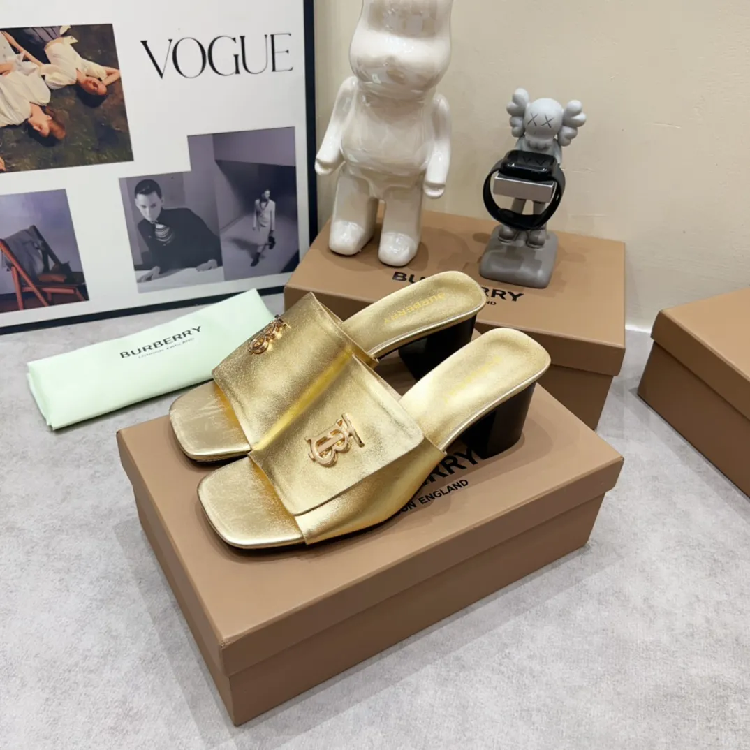 Burberry ゴールド チャンキーヒール スリッパ 新作 - 画像 (3)