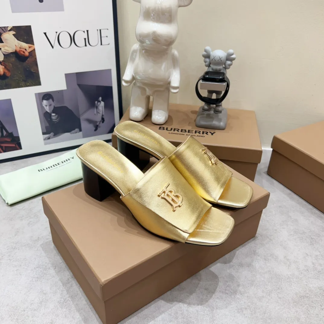 Burberry ゴールド チャンキーヒール スリッパ 新作 - 画像 (4)