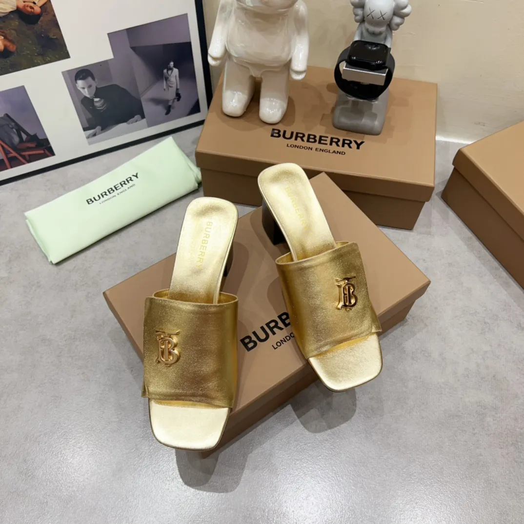 Burberry ゴールド チャンキーヒール スリッパ 新作 - 画像 (5)