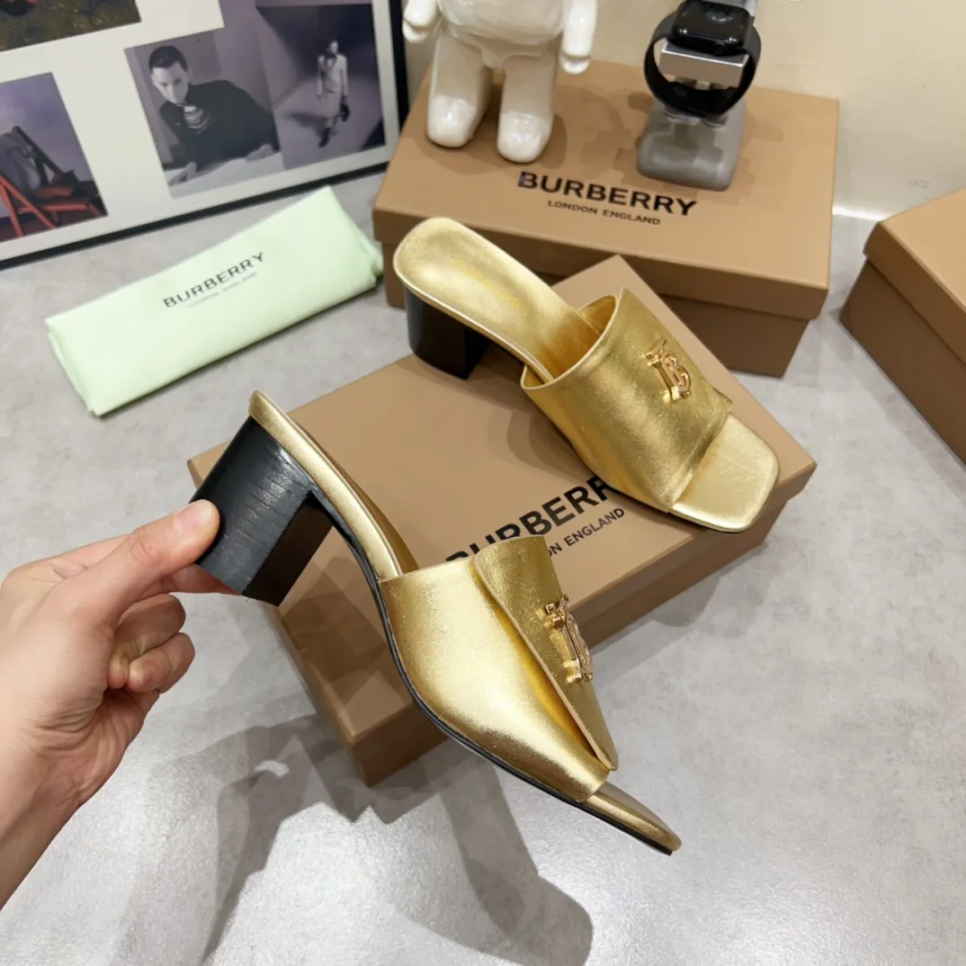 Burberry ゴールド チャンキーヒール スリッパ 新作 - 画像 (6)