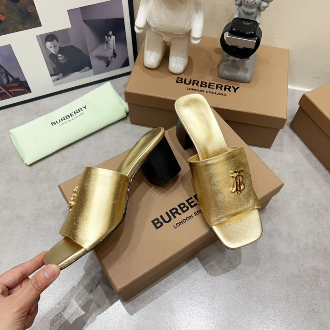 Burberry ゴールド チャンキーヒール スリッパ 新作 - 画像 (7)