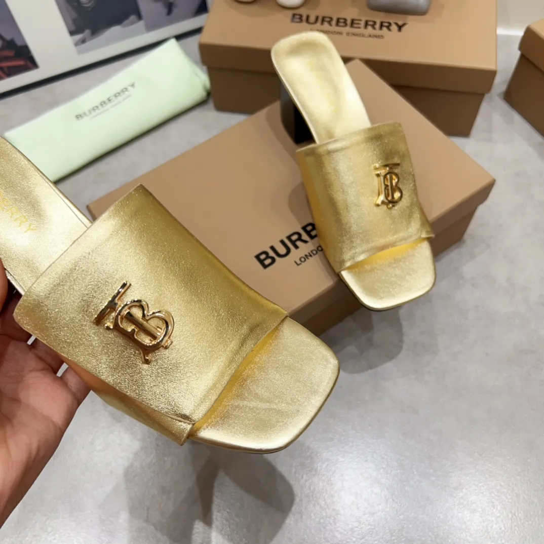 Burberry ゴールド チャンキーヒール スリッパ 新作 - 画像 (8)