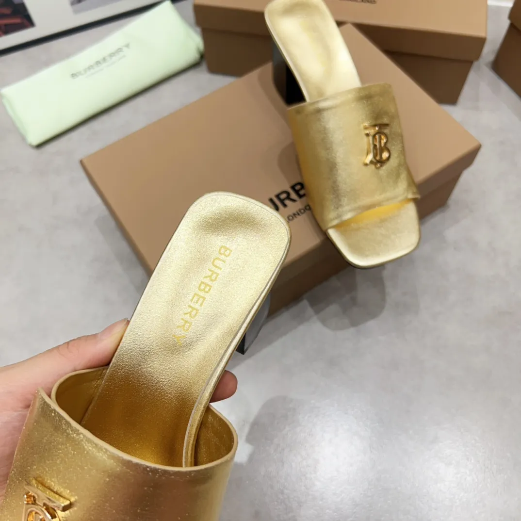 Burberry ゴールド チャンキーヒール スリッパ 新作 - 画像 (9)