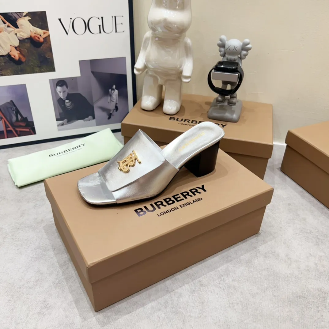 Burberry グレーチャンキーヒールスリッパ新作