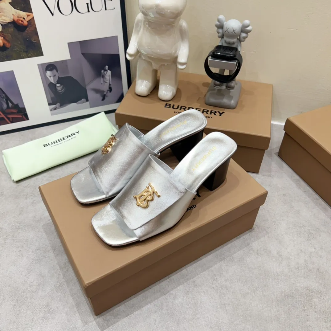 Burberry グレーチャンキーヒールスリッパ新作 - 画像 (3)