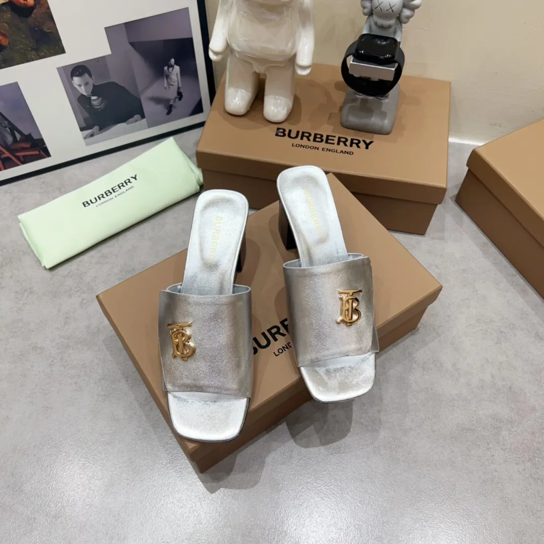 Burberry グレーチャンキーヒールスリッパ新作 - 画像 (4)