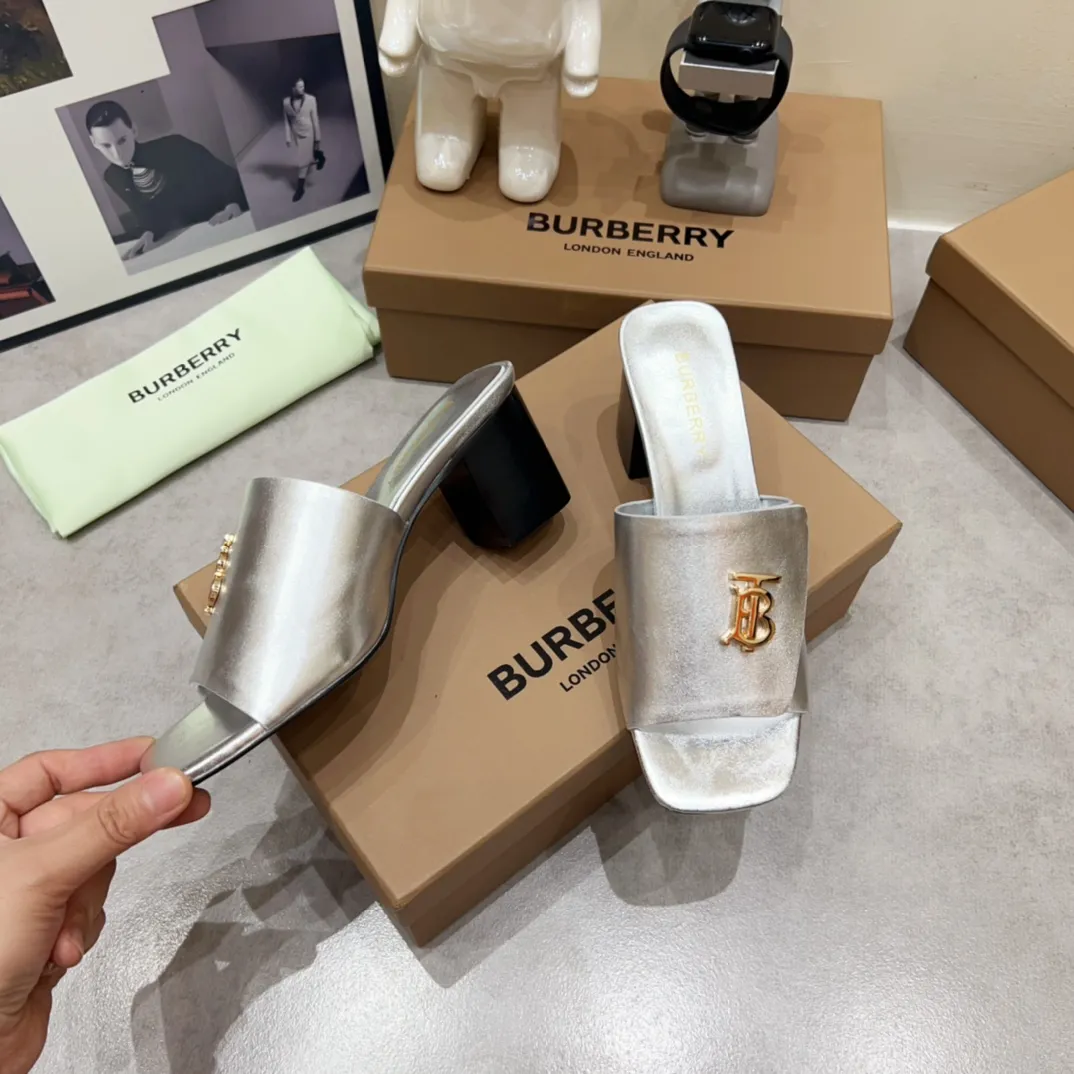 Burberry グレーチャンキーヒールスリッパ新作 - 画像 (7)