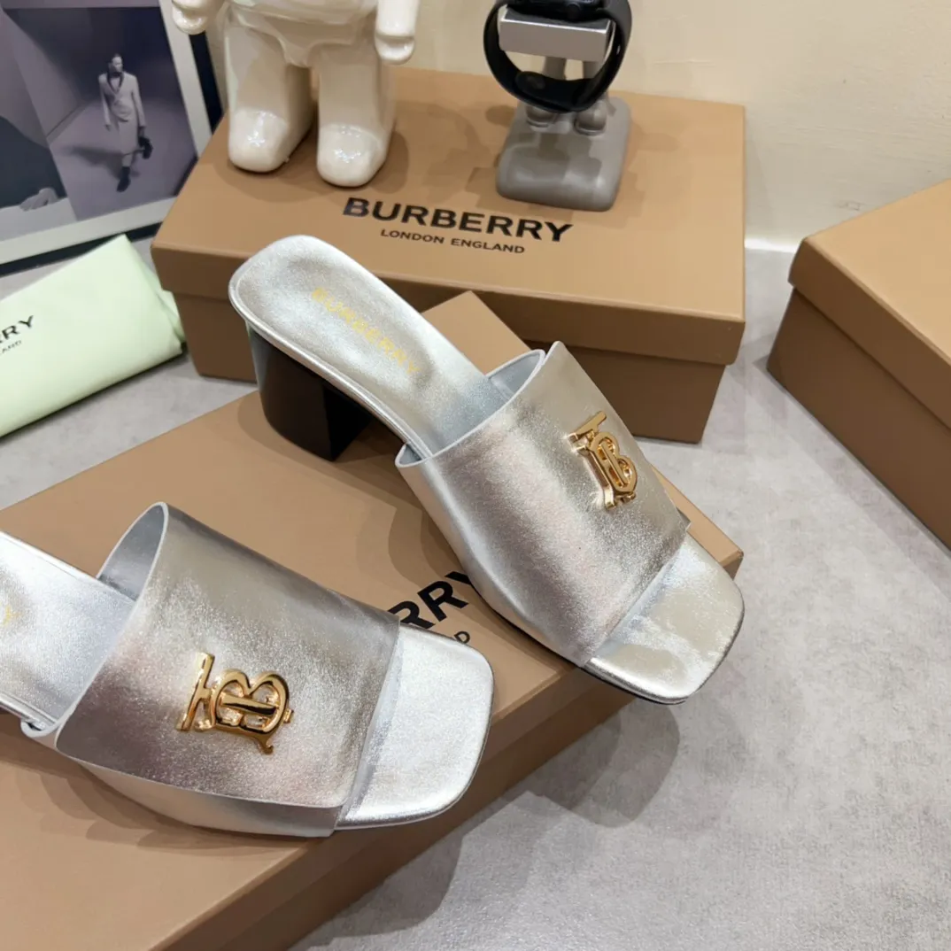 Burberry グレーチャンキーヒールスリッパ新作 - 画像 (8)