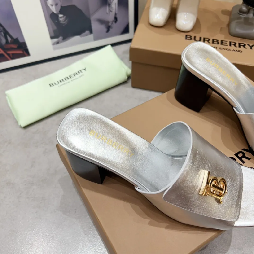 Burberry グレーチャンキーヒールスリッパ新作 - 画像 (9)