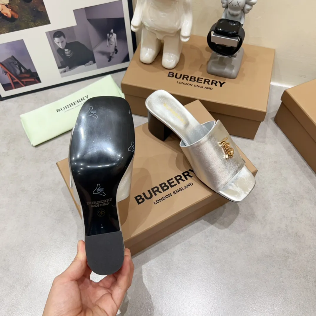 Burberry グレーチャンキーヒールスリッパ新作 - 画像 (10)