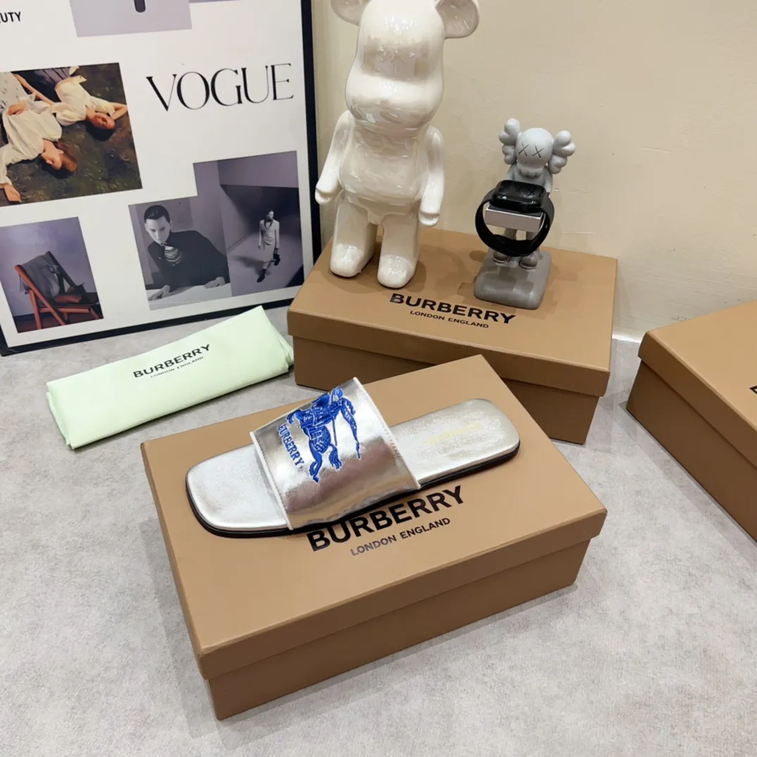 Burberry グレーチャンキーヒールのスリッパ新作