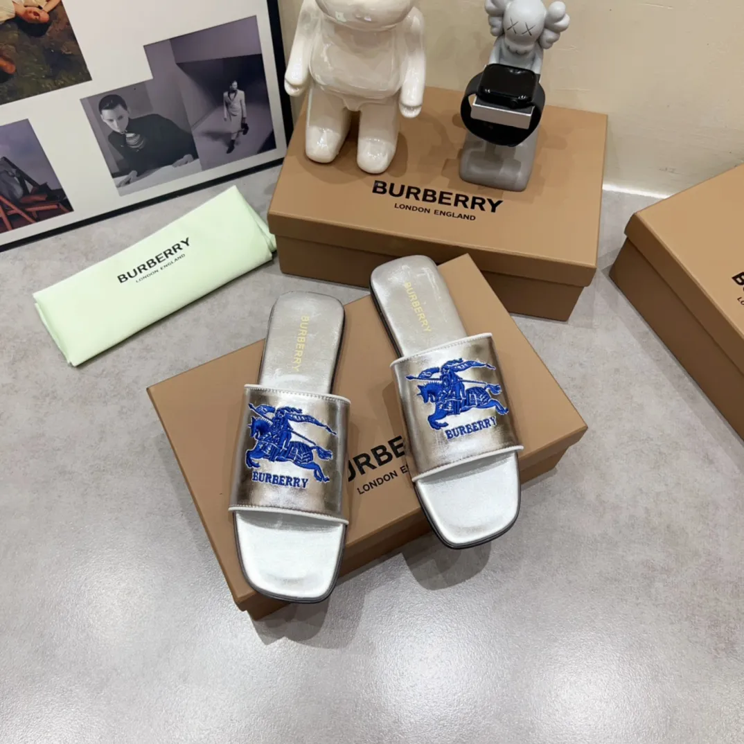 Burberry グレーチャンキーヒールのスリッパ新作 - 画像 (3)