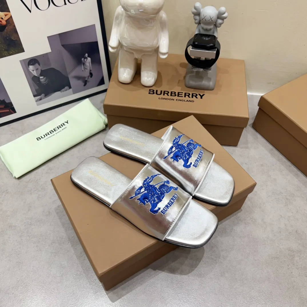 Burberry グレーチャンキーヒールのスリッパ新作 - 画像 (4)