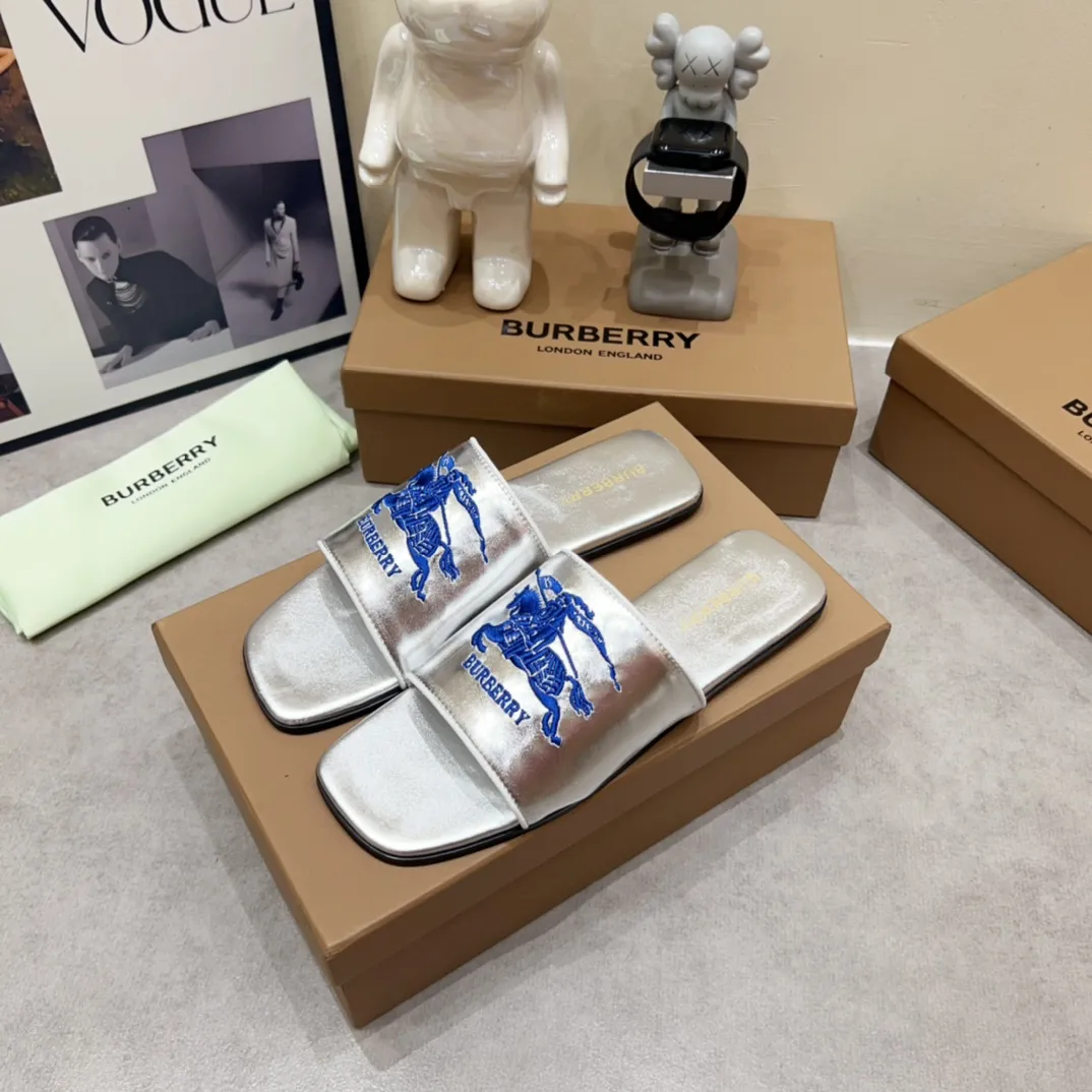 Burberry グレーチャンキーヒールのスリッパ新作 - 画像 (5)