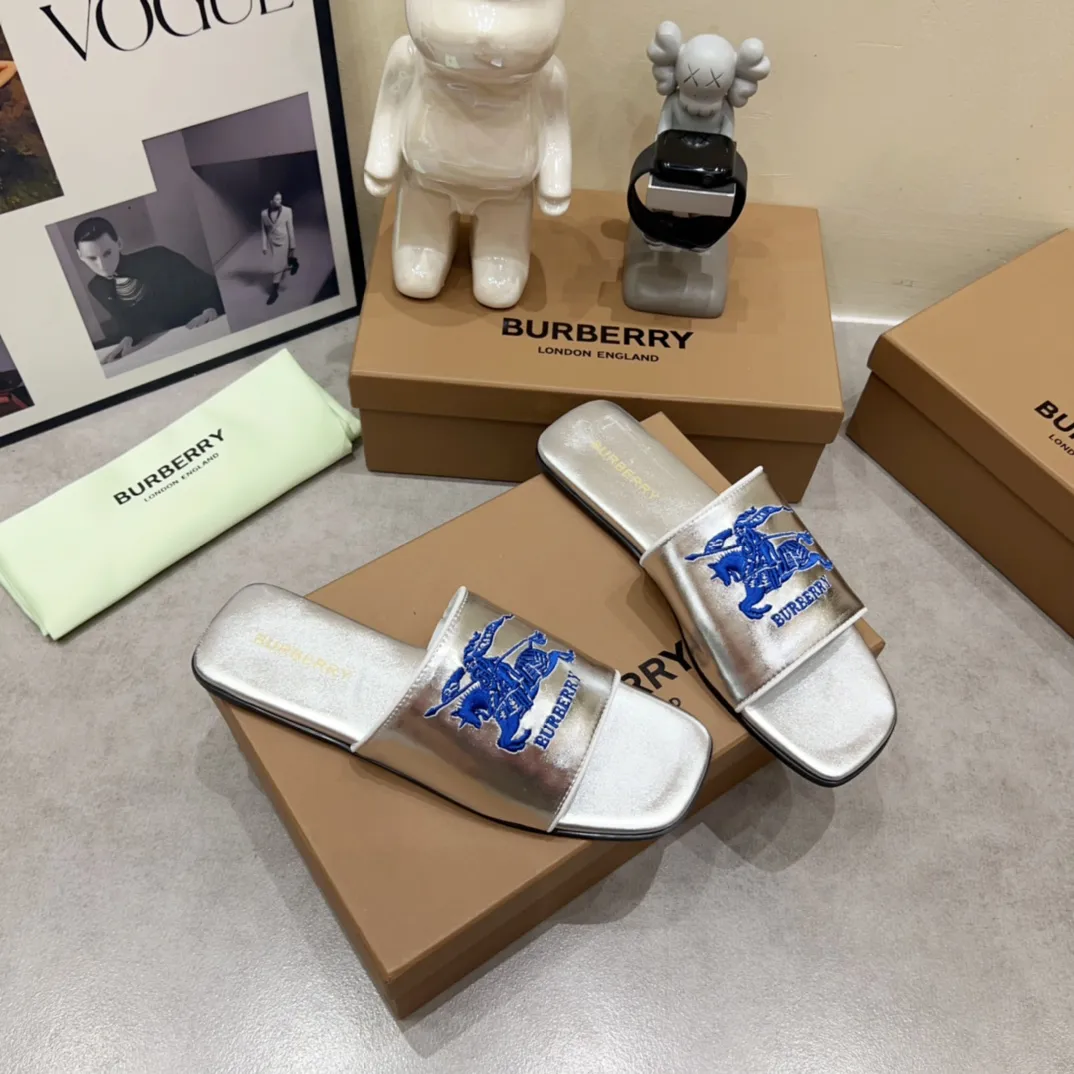 Burberry グレーチャンキーヒールのスリッパ新作 - 画像 (6)