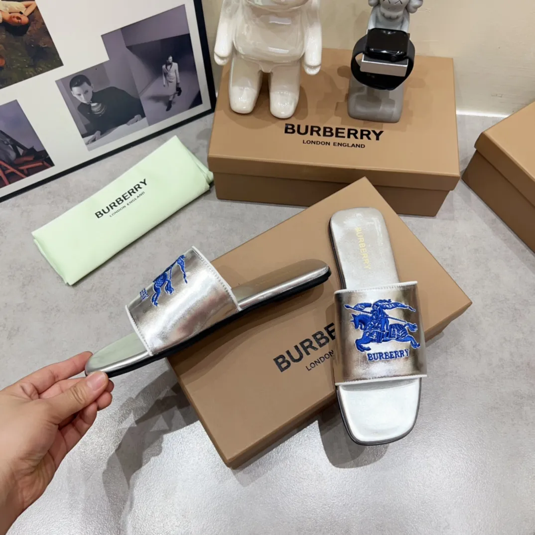 Burberry グレーチャンキーヒールのスリッパ新作 - 画像 (7)