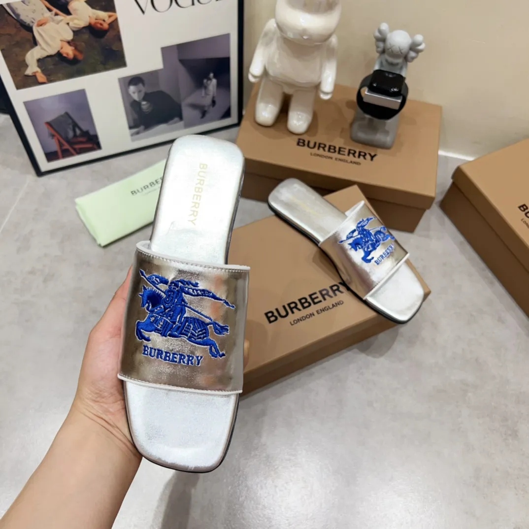 Burberry グレーチャンキーヒールのスリッパ新作 - 画像 (8)