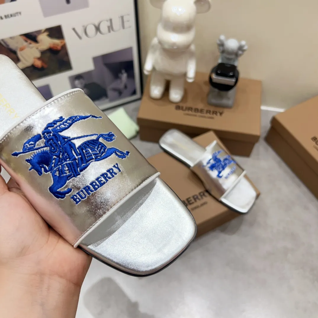 Burberry グレーチャンキーヒールのスリッパ新作 - 画像 (9)