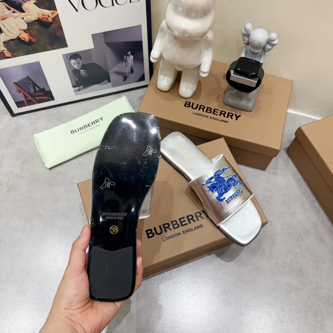 Burberry グレーチャンキーヒールのスリッパ新作 - 画像 (10)