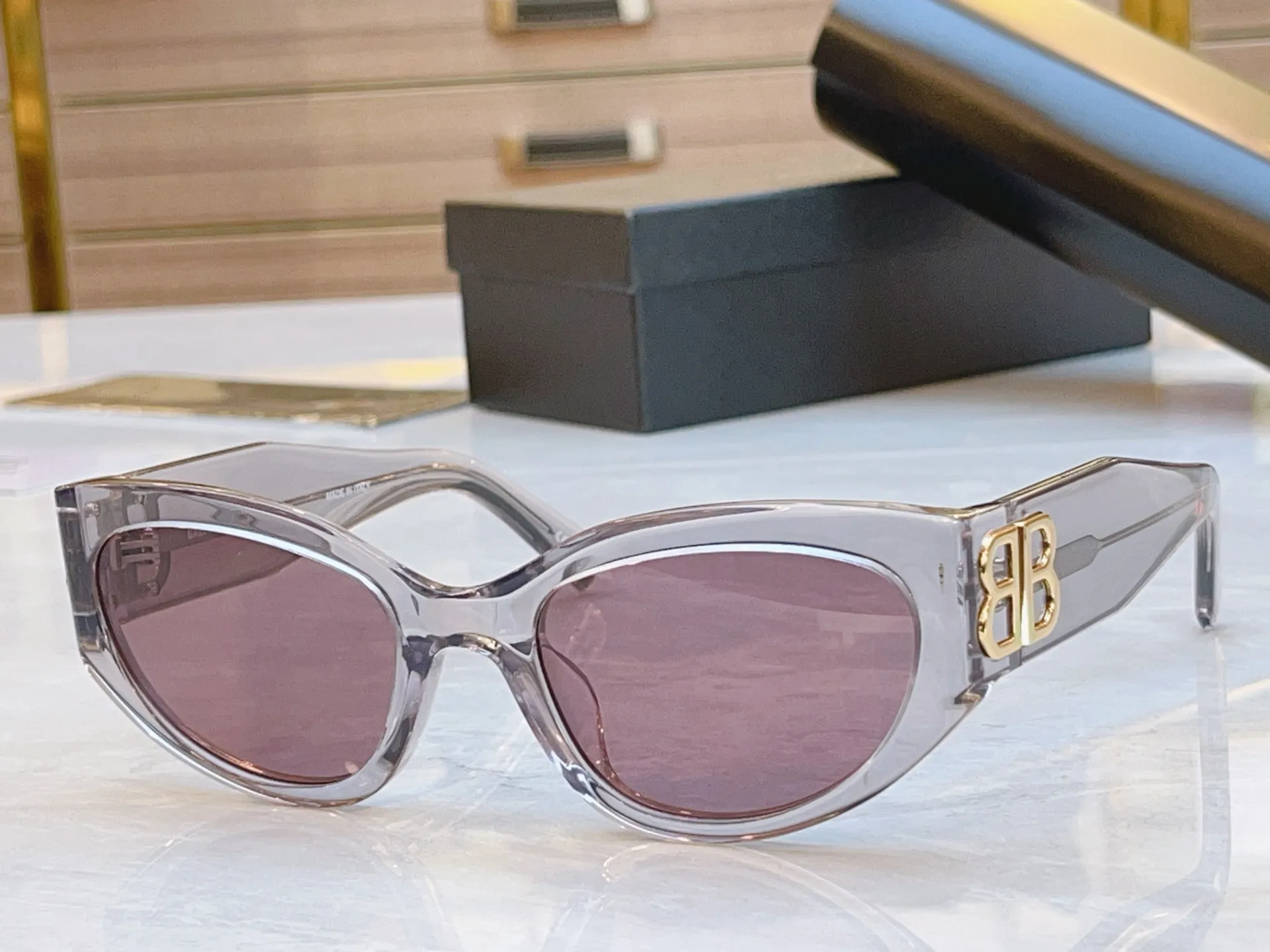 BALENCIAGA 新作サングラス 黒 キャッツアイ