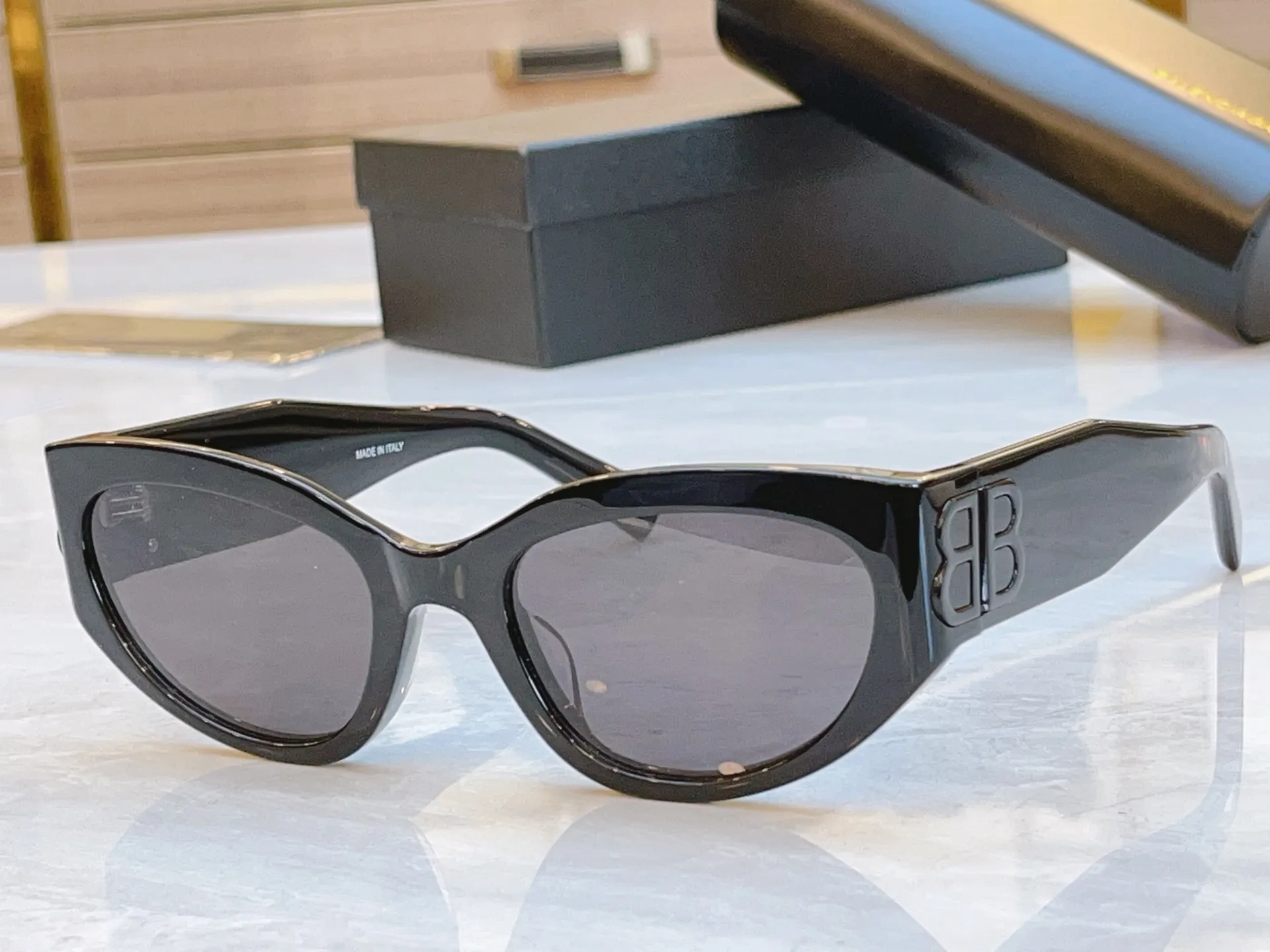 BALENCIAGA 新作サングラス 黒 キャッツアイ - 画像 (6)